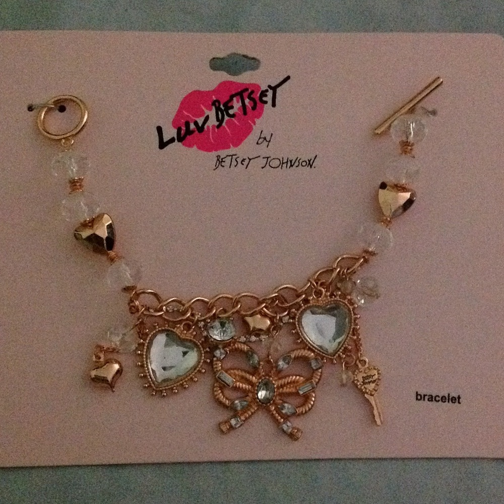 BRAND NEW Betsey Johnson hearts & charms bracelet - Picture 2 of 6
